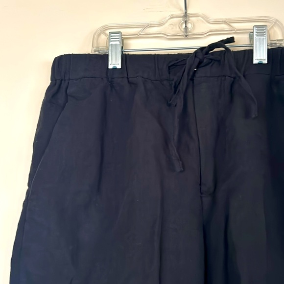 NWOT. H&M linen/ cotton relaxed fit black shorts. Lightweight summer wear. - Picture 3 of 8